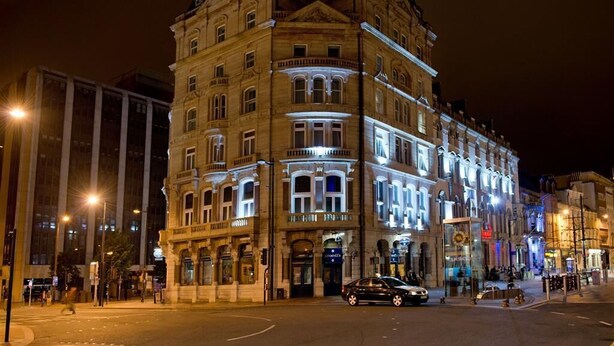 A historic building with multiple floors, large windows, and a corner location. - Royal Hotel Cardiff by Belvilla (Cardiff)