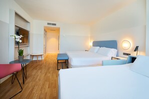 Minibar, in-room safe, desk, blackout curtains - Eurostars Málaga Hotel (Málaga)