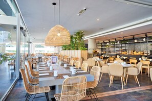 Se ofrece un desayuno bufé (14 EUR por persona)