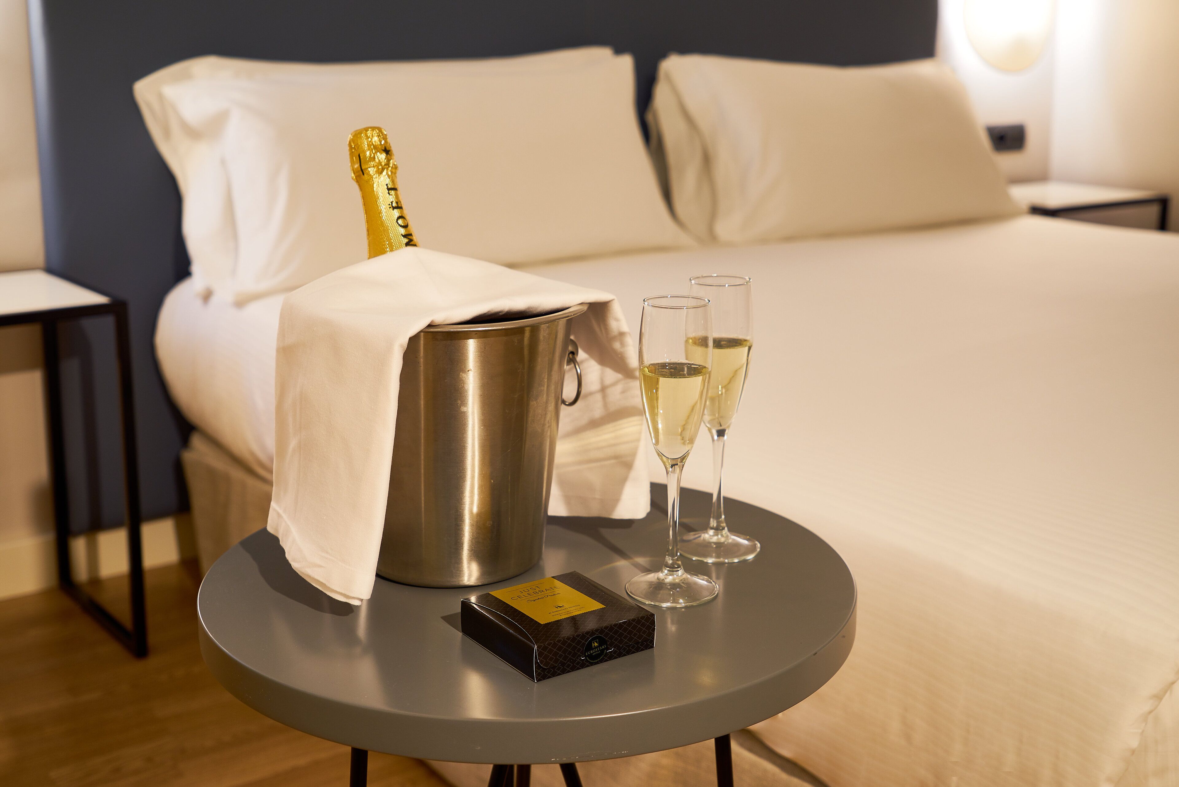 Phòng Suite Junior | Minibar, két bảo mật tại phòng, bàn, màn/rèm cản sáng 