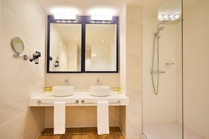 Kombination af bruser/badekar, designertoiletartikler, hårtørrer, bidet