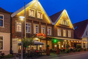 Voorkant accommodatie - avond/nacht