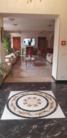 Un salon comprenant un canapé, une table basse et un téléviseur.