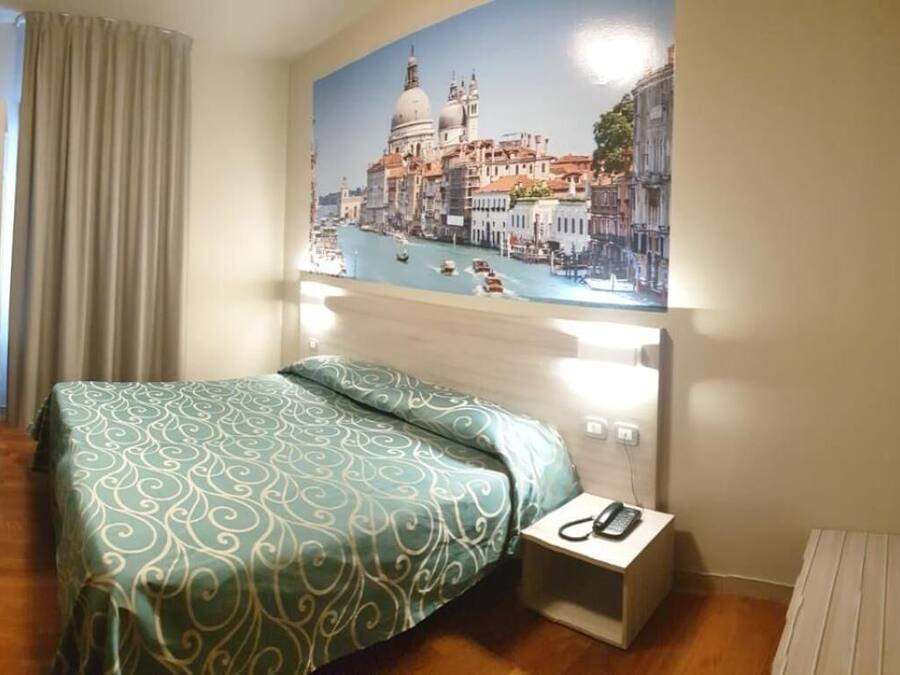 Habitación doble superior | Caja fuerte, escritorio, espacio para trabajar con un portátil