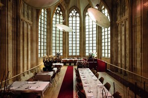 Breakfast, lunch, dinner served; Regional cuisine