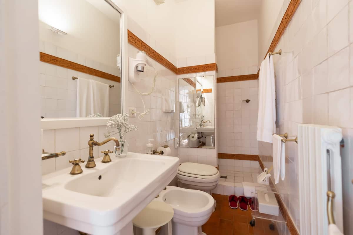 triple room, annex building | bathroom | free toiletries, hair dryer, bathrobes, slippers