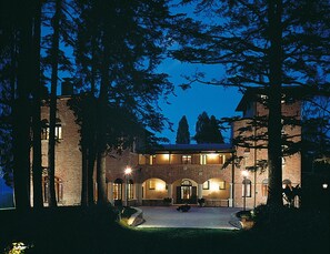 Vista frontal de la propiedad por la tarde o noche