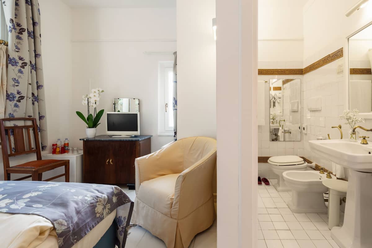 single room | 1 bedroom, minibar, in-room safe, soundproofing