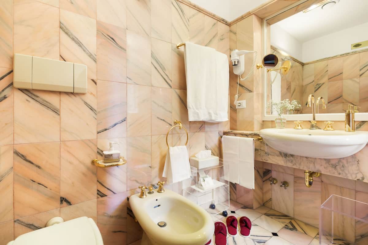 superior double room | bathroom | free toiletries, hair dryer, bathrobes, slippers