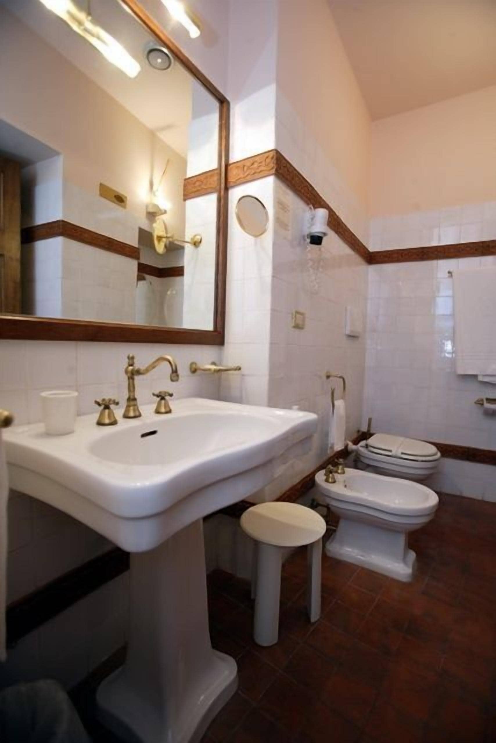 single room | bathroom | free toiletries, hair dryer, bathrobes, slippers