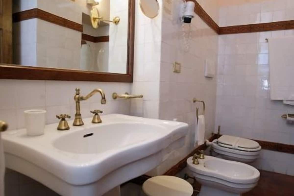 single room | bathroom | free toiletries, hair dryer, bathrobes, slippers