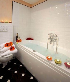 Minibar, in-room safe, rollaway beds, free WiFi - Dei Priori Boutique Hotel (Assisi)