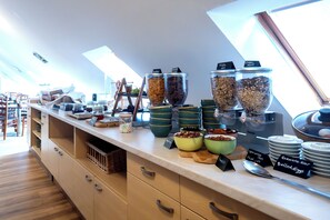 A buffet area with various food items and containers. - Andante Hotel Erding (Erding)