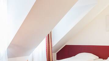 Habitación estándar doble | Caja fuerte, escritorio, wifi gratis y ropa de cama