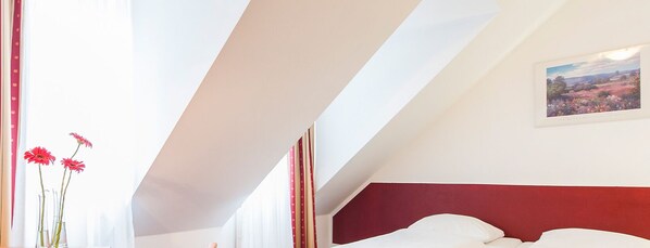 Dobbeltrom – standard | Safe på rommet, skrivebord, wi-fi (inkludert) og sengetøy