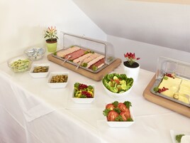 Se ofrece un desayuno bufé todos los días (17 EUR por persona)