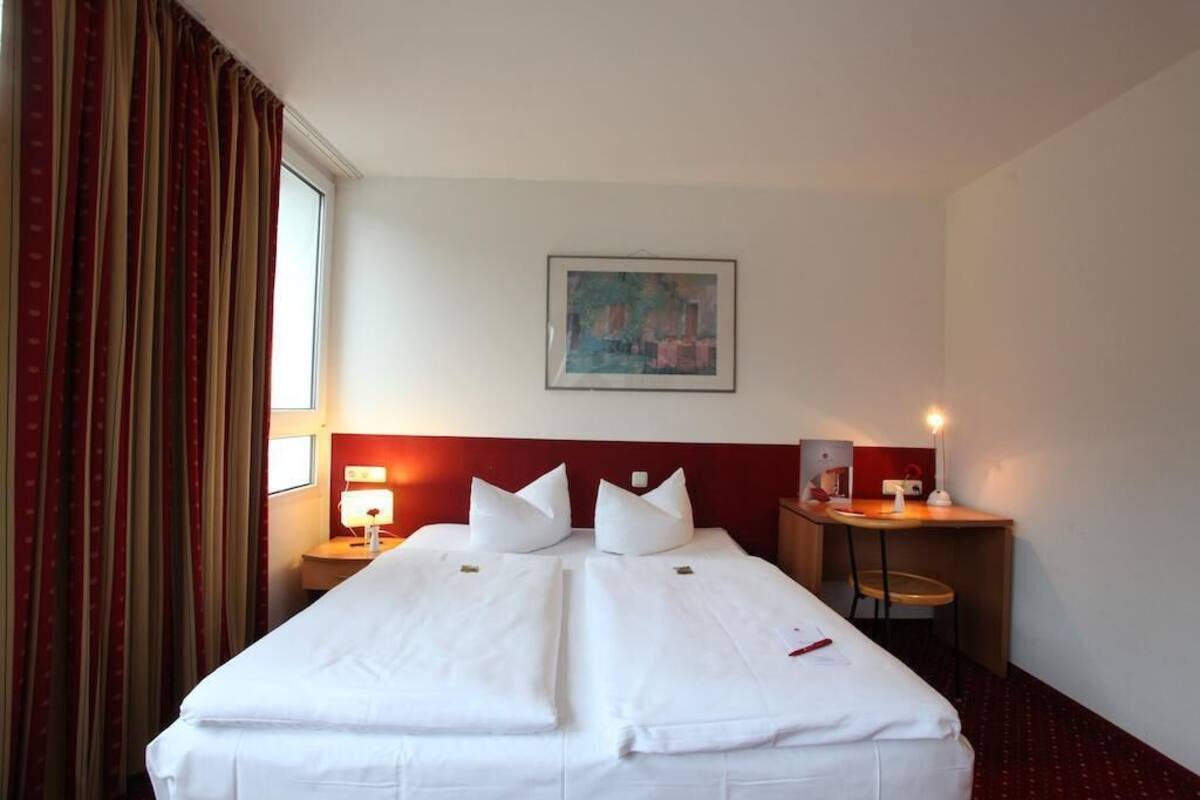 In-room safe, desk, WiFi (free), bed sheets
