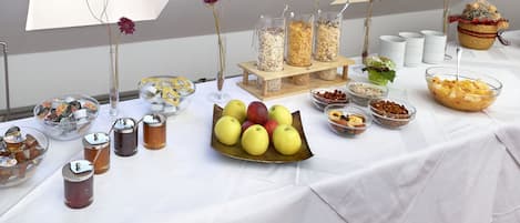 Desayuno buffet diario (EUR 17 por persona)
