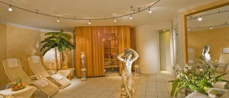 Un cuarto de spa con sillones reclinables, una estatua y un espejo.