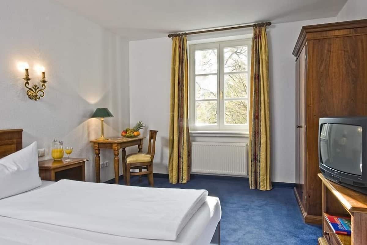 1 bedroom, in-room safe, desk, soundproofing