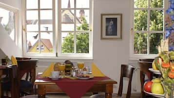 Desayuno buffet todos los días (EUR 14 por persona)