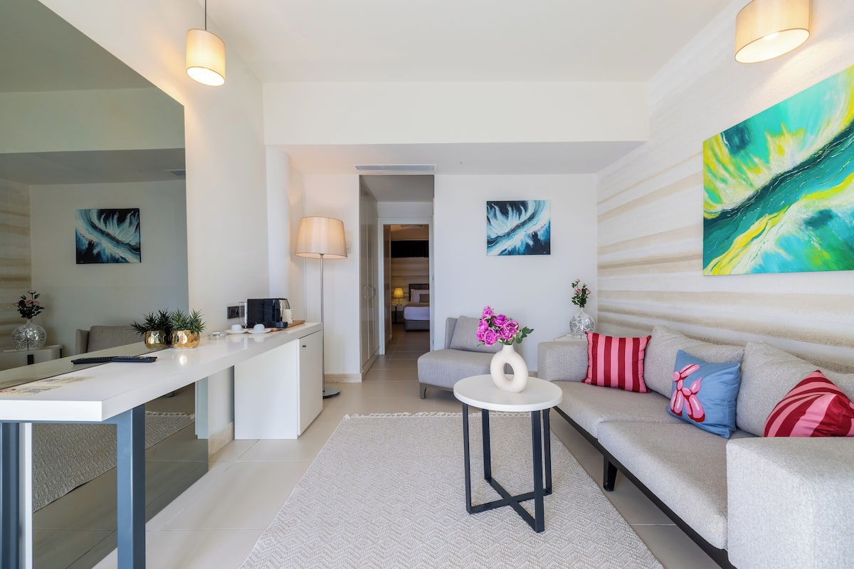 Minibar con artículos gratuitos y caja de seguridad en la habitación