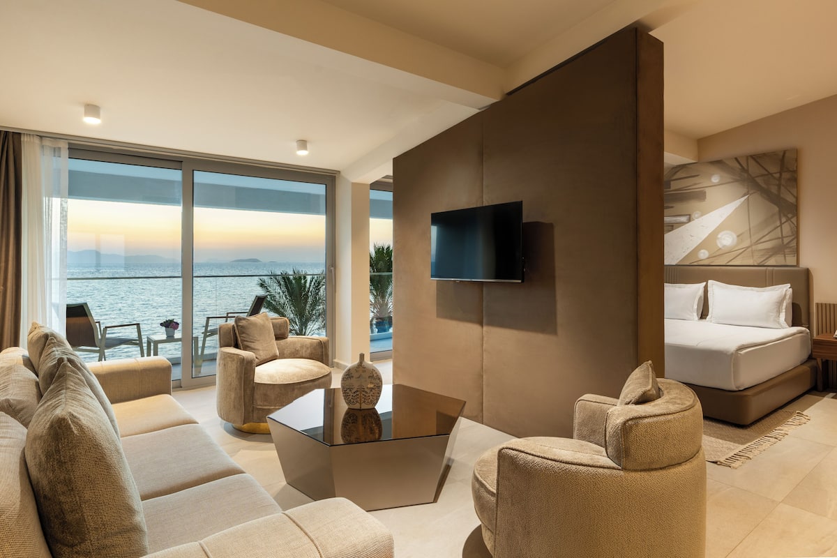 Minibar con artículos gratuitos y caja de seguridad en la habitación