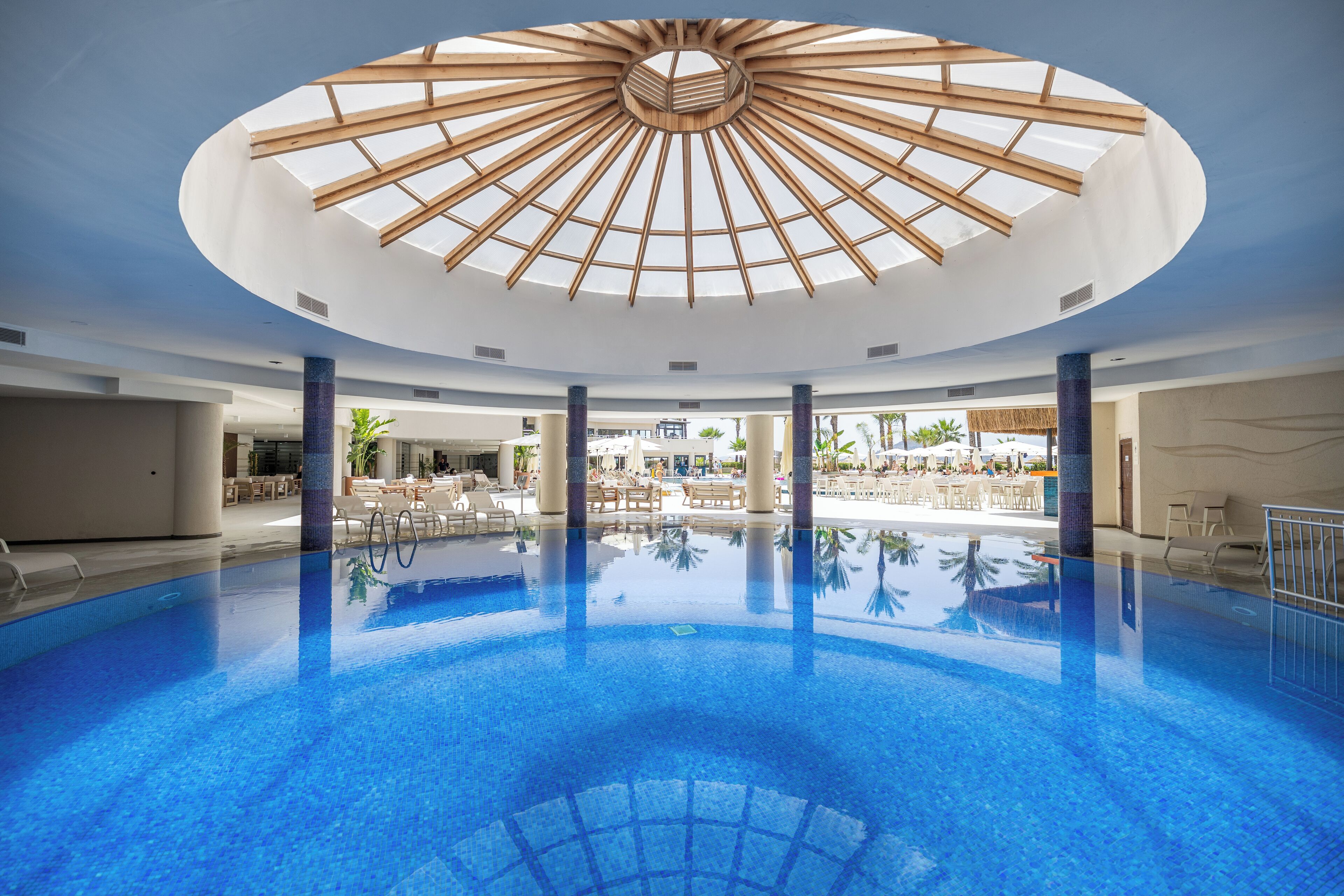 Piscina interna, 2 piscinas externas, guarda-sóis, espreguiçadeiras