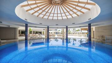 Piscina interna, 2 piscinas externas, guarda-sóis, espreguiçadeiras