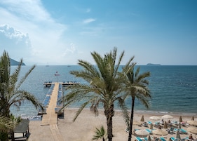 Playa privada, sillas reclinables de playa, sombrillas, toallas de playa