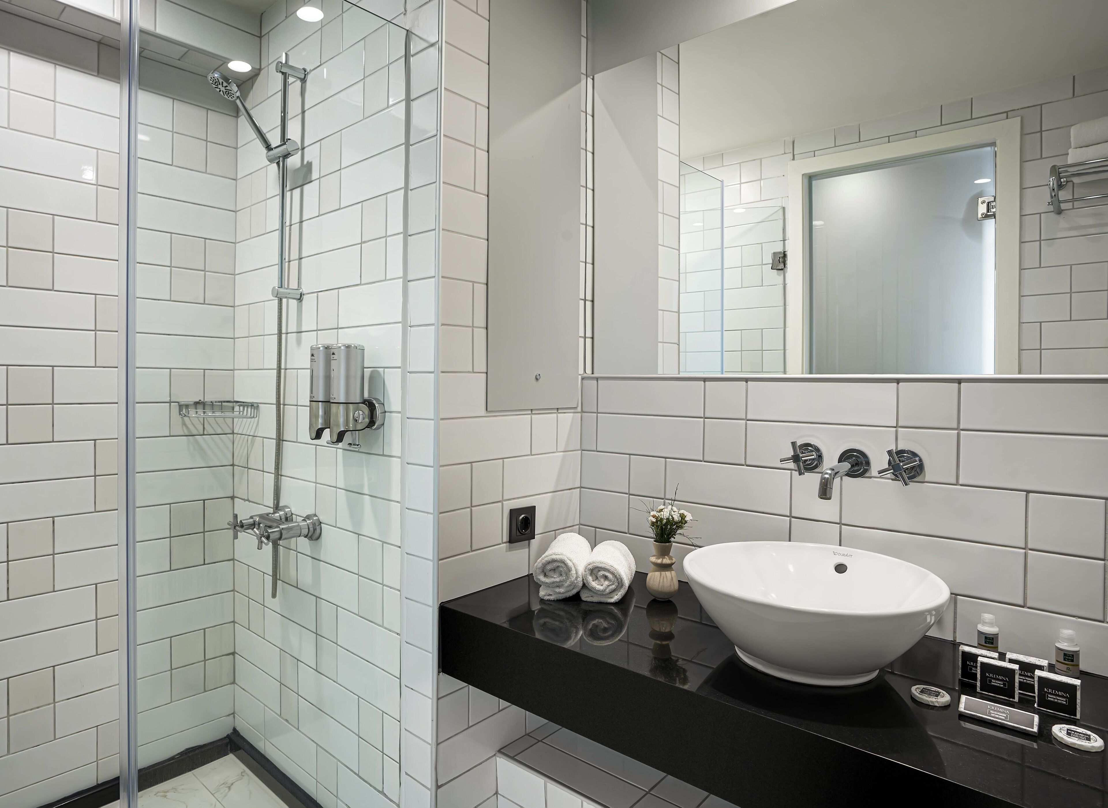Salle de bain | Douche, articles de toilette (gratuits), séchoir à cheveux, peignoirs