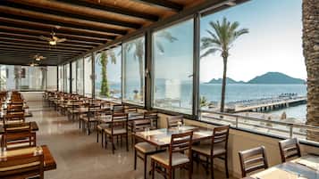 4 restaurants, breakfast, lunch, dinner served; international cuisine
