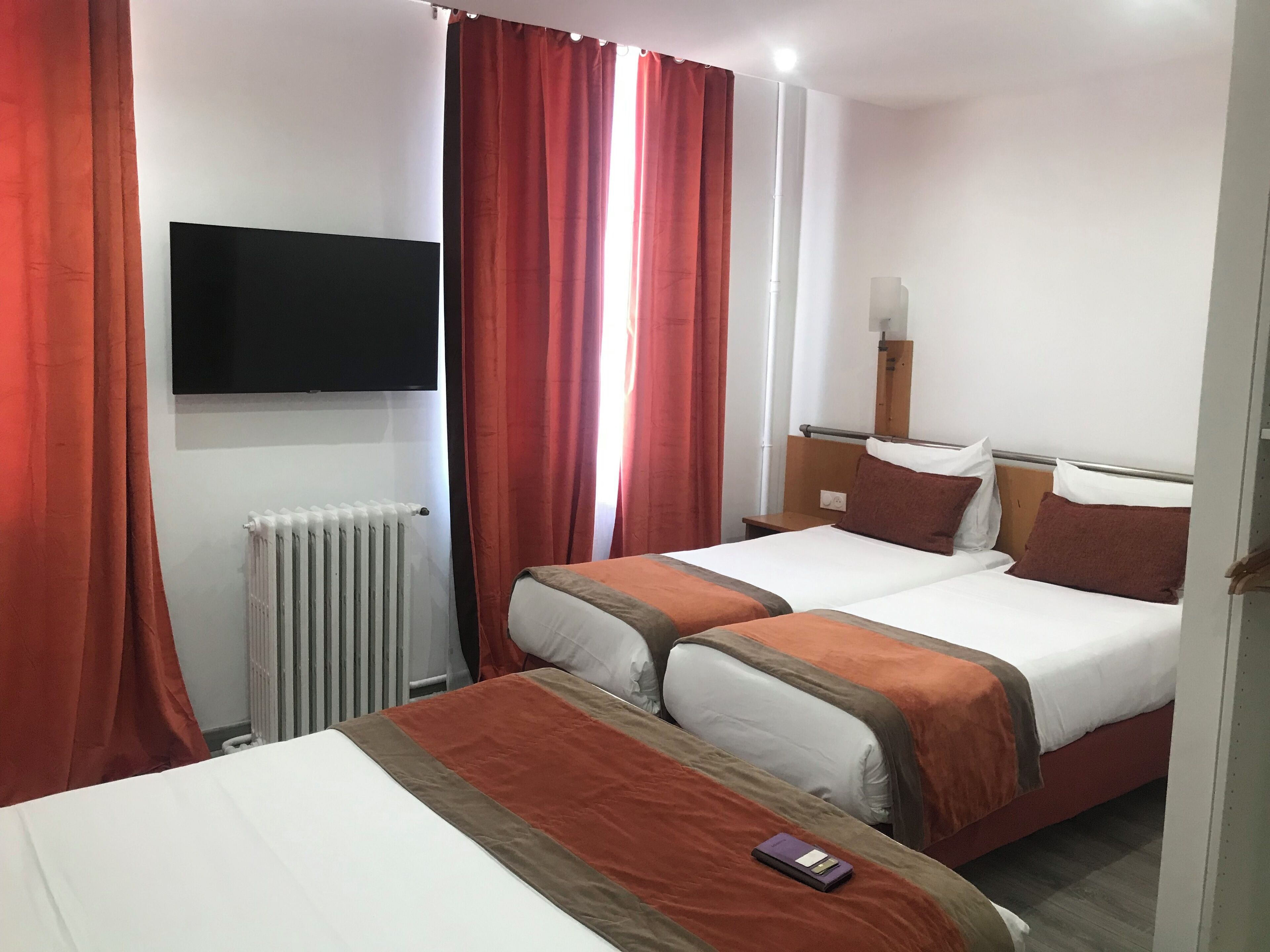 Habitación cuádruple clásica | Ropa de cama de alta calidad, escritorio, insonorización y wifi gratis 