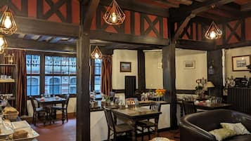 بوفيه فطور يوميًا بتكلفة قدرها (9.50 EUR للشخص)