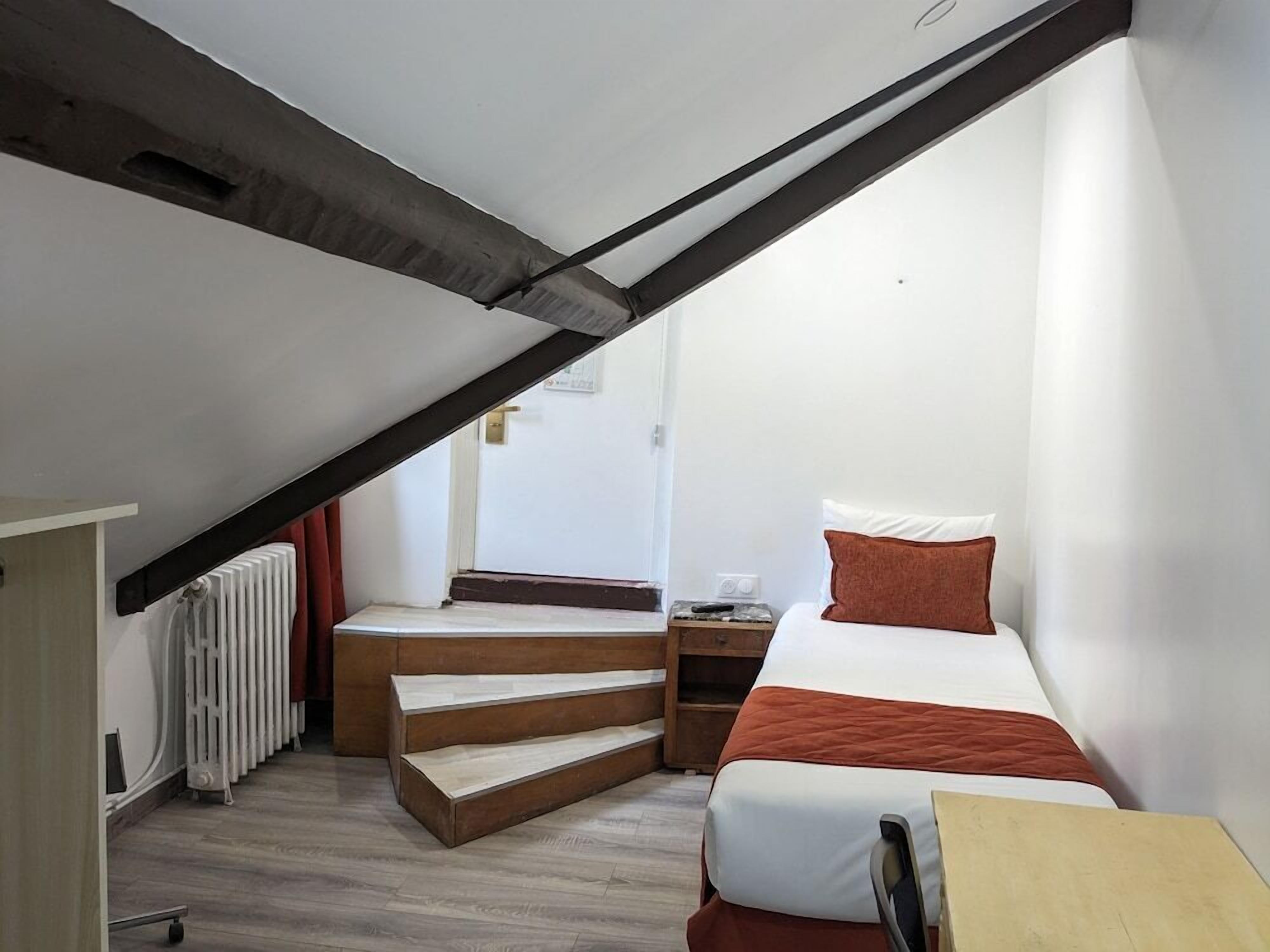 Premium bedding, desk, soundproofing, free WiFi