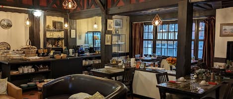 Desayuno buffet diario (EUR 9.50 por persona)