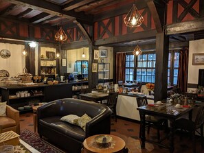 Petit déjeuner buffet (9.50 EUR par personne)