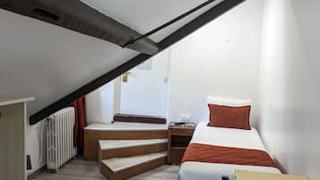 Traditional Single Attic Room | Premium bedding, desk, soundproofing, free WiFi