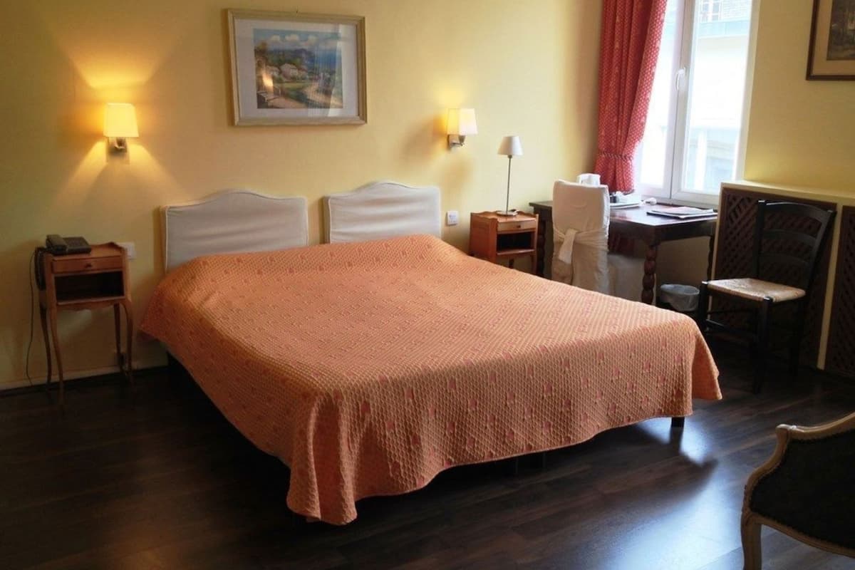 Premium bedding, desk, soundproofing, free WiFi