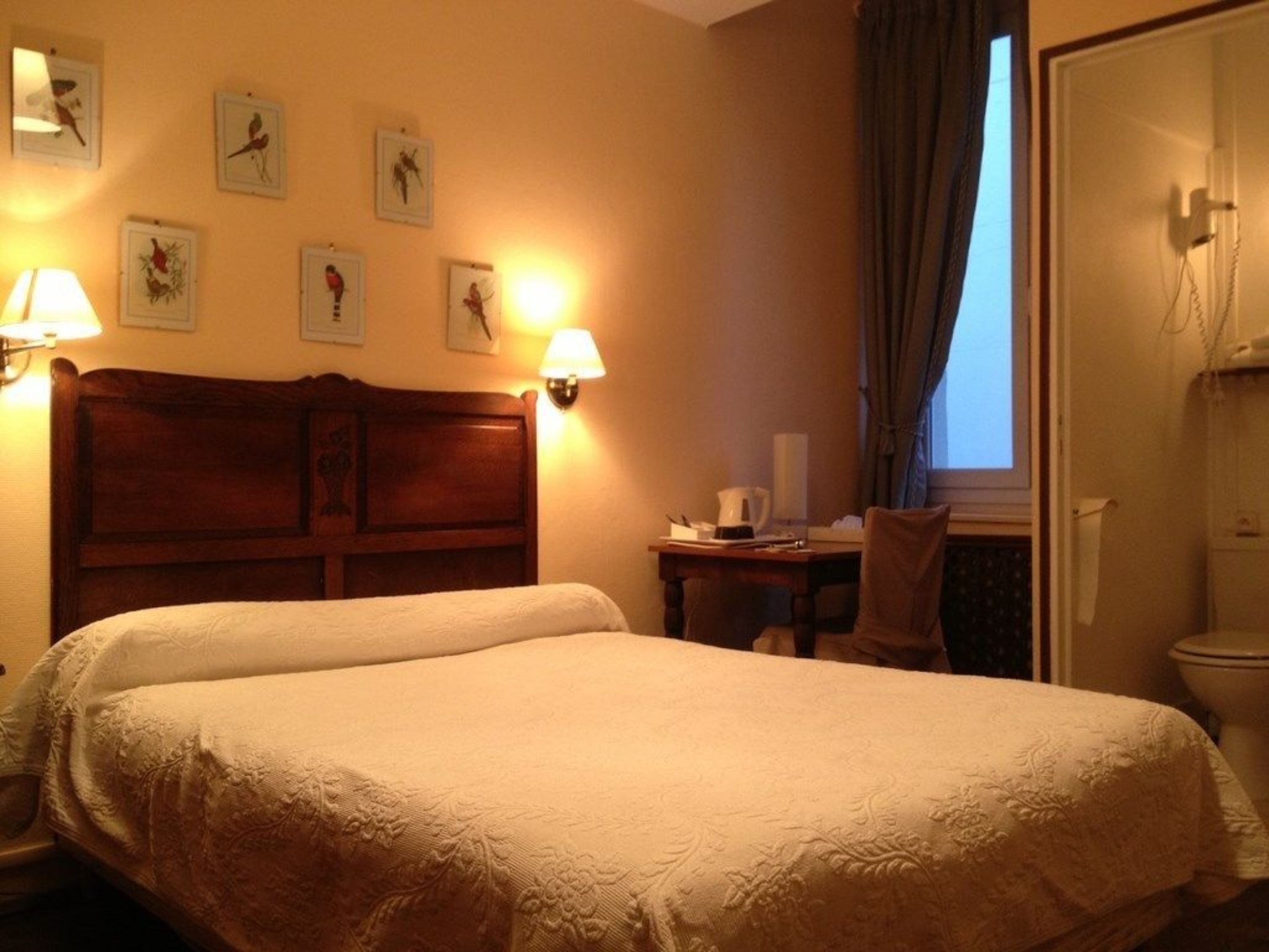 Premium bedding, desk, soundproofing, free WiFi