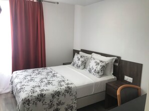 Habitación doble económica | Ropa de cama de alta calidad, escritorio, insonorización y wifi gratis 