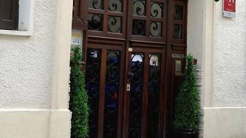 المنشأة من الخارج