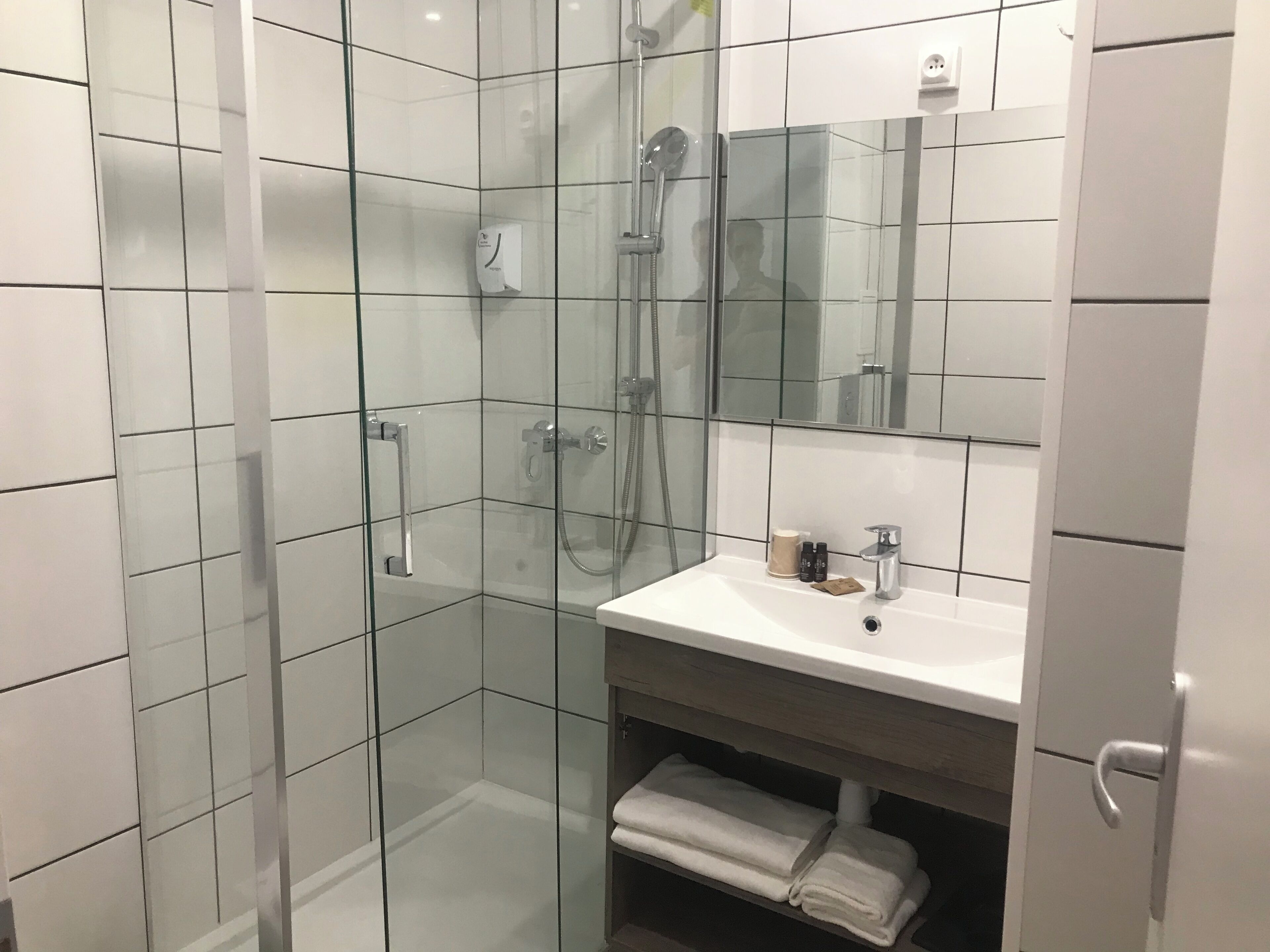 Twin Room | Bathroom | Shower, rainfall showerhead, free toiletries, hair dryer