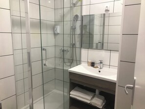 Twin Room | Bathroom | Shower, rainfall showerhead, free toiletries, hair dryer