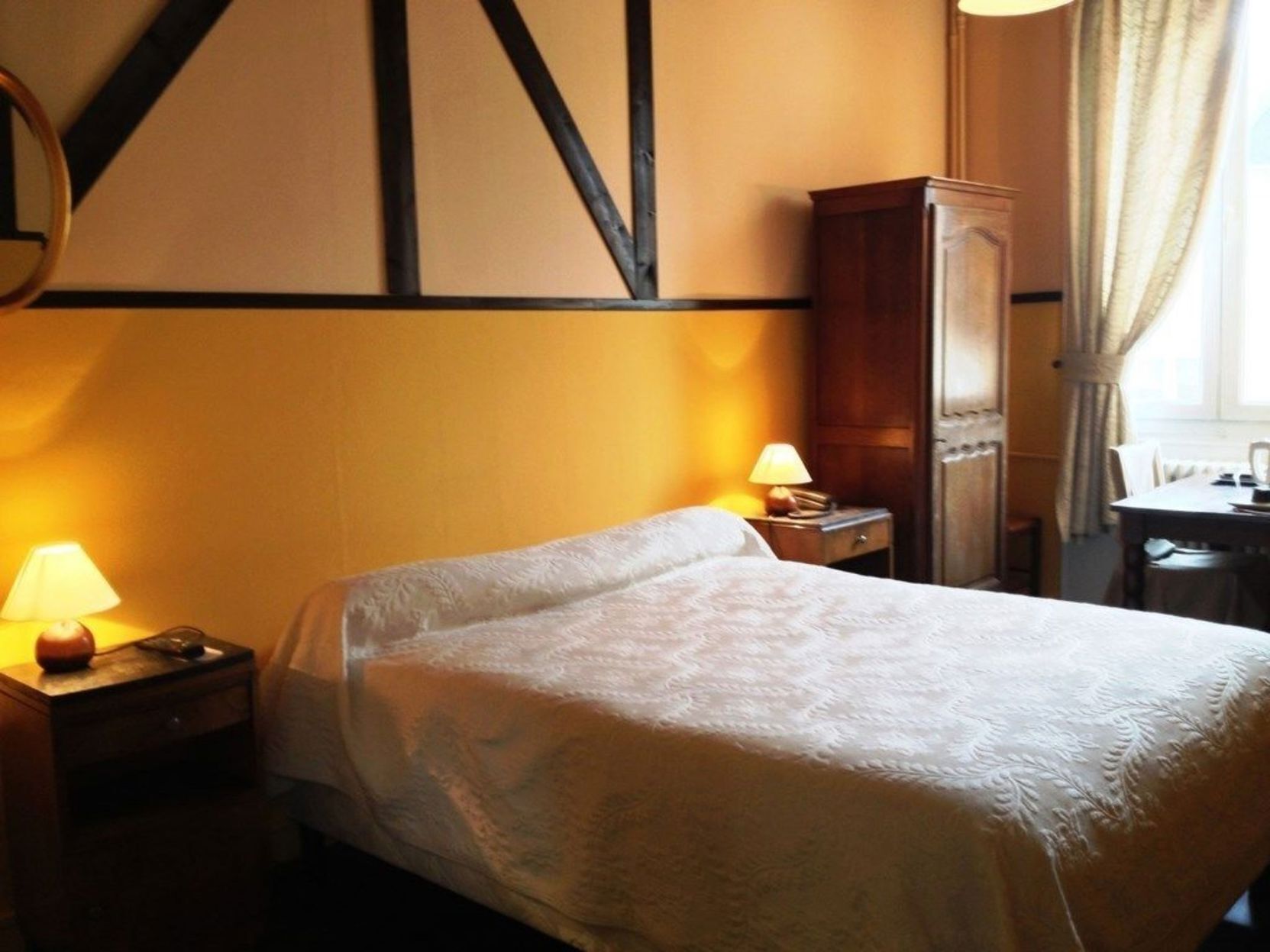 Premium bedding, desk, soundproofing, free WiFi