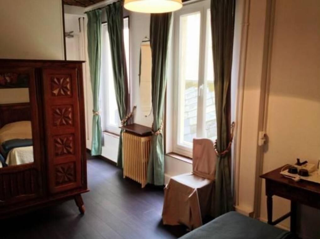 Premium bedding, desk, soundproofing, free WiFi