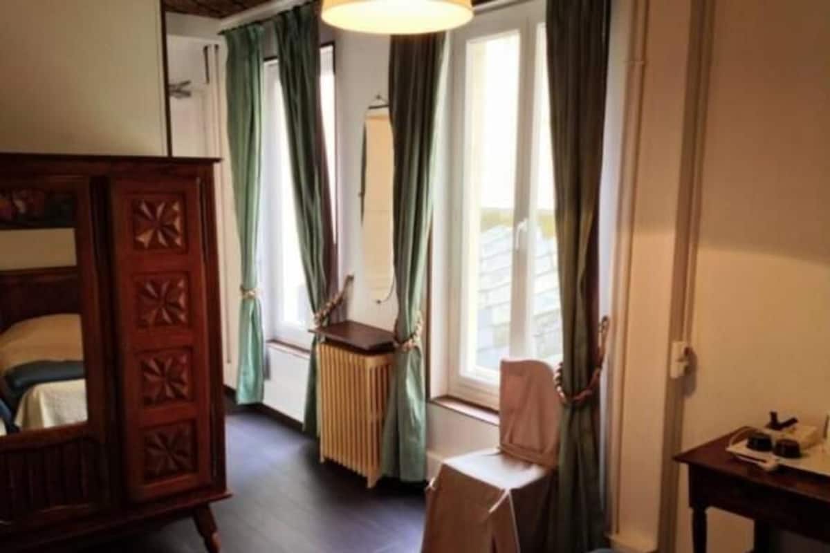 Premium bedding, desk, soundproofing, free WiFi