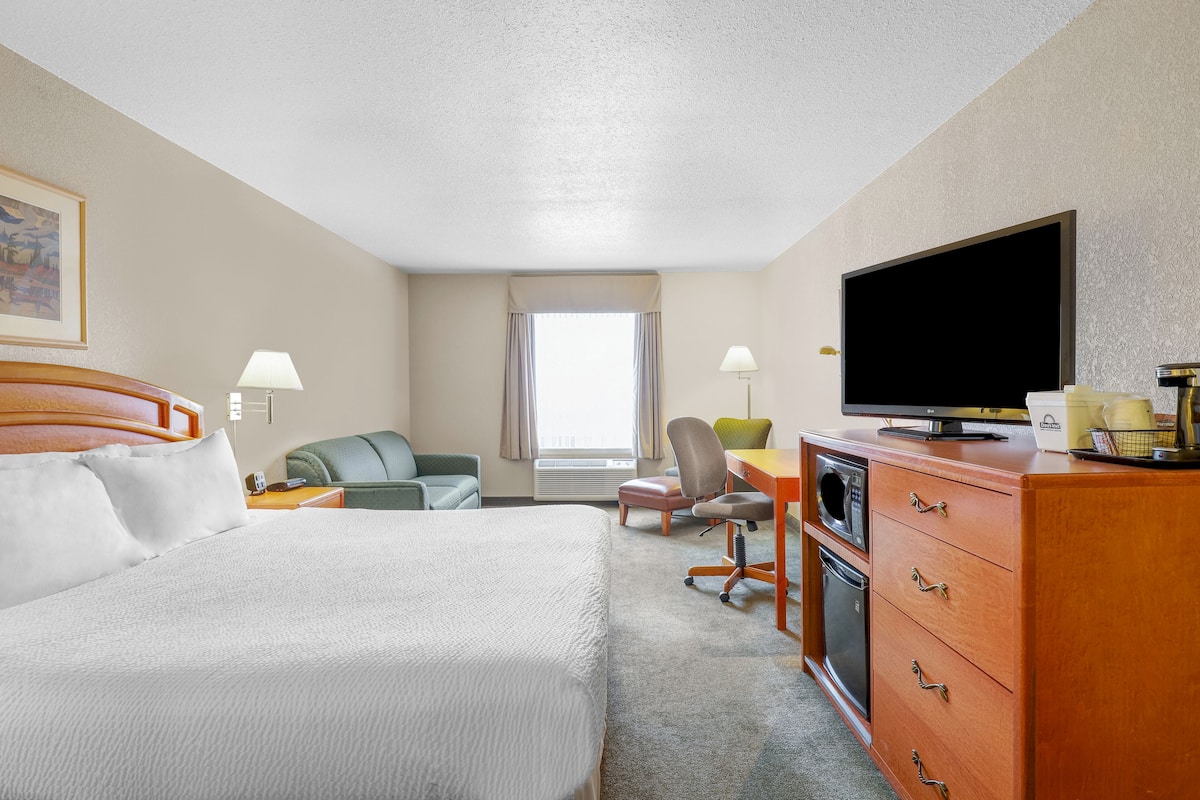 Desk, blackout curtains, iron/ironing board, free WiFi