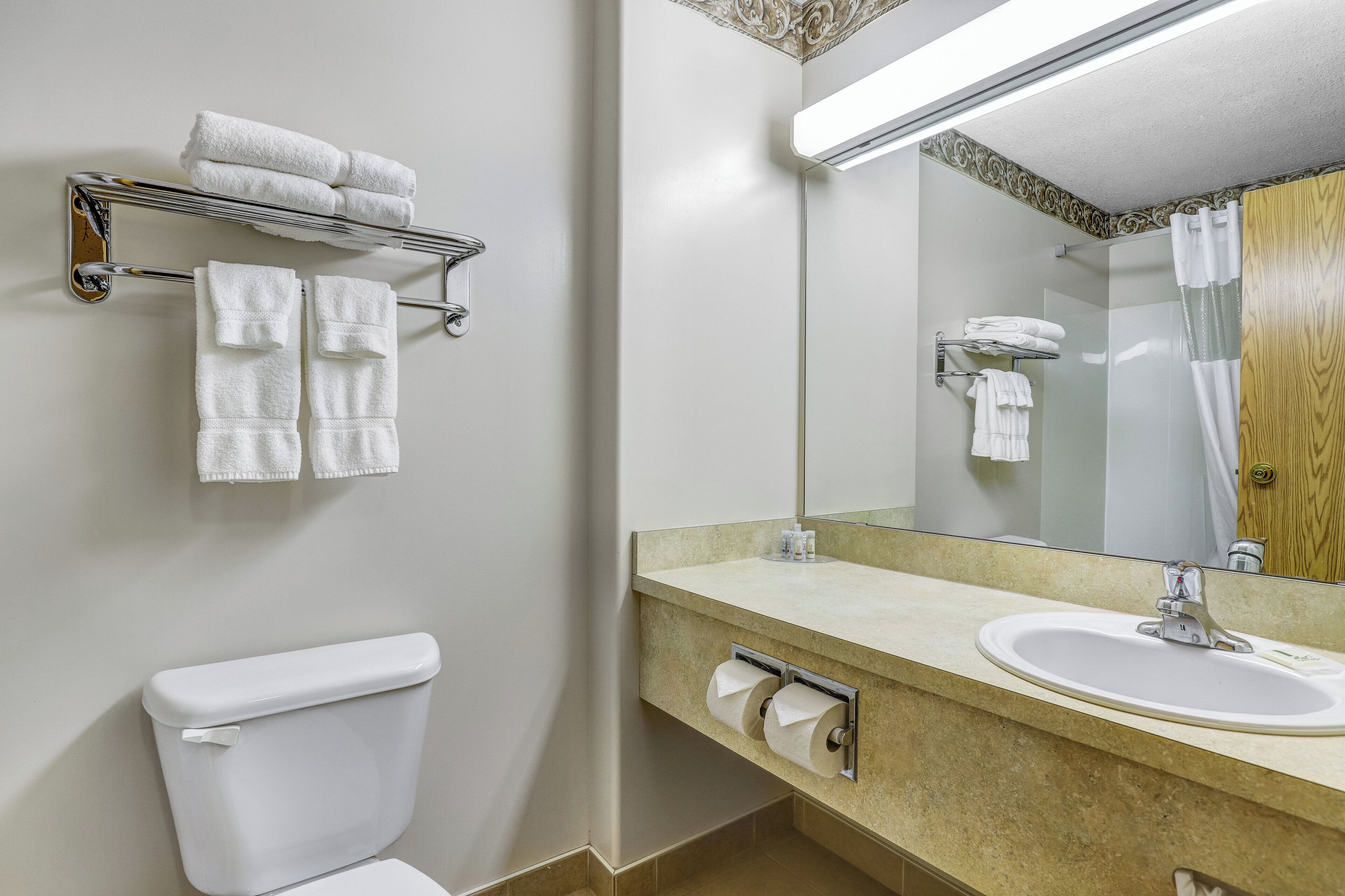 Escritorio, cortinas opacas, tabla de planchar con plancha y wifi gratis