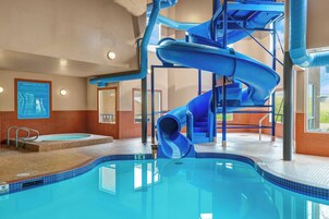 Una piscina techada, una piscina al aire libre